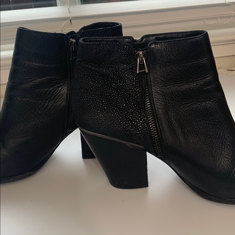 Dolce Vita Black Textured Leather Heeled Bootie Size 10 - Picture 4 of 11